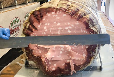 Mortadelle giganti per l'Adunata degli Alpini a Milano