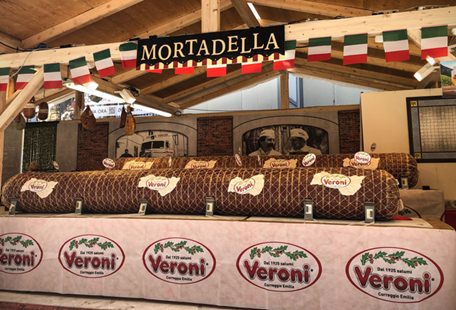 Mortadella gigante  Veroni all'Adunata degli Alpini a Milano