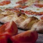 Pinsa romana, un viaggio nelle origini antiche della moderna pizza