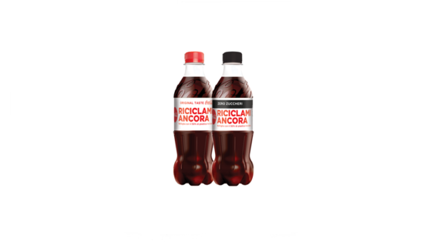 Coca-Cola presenta la bottiglia con il 50% di plastica riciclata