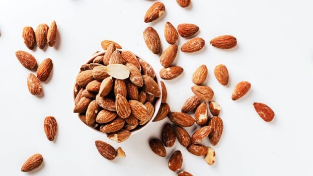 Un nuovo studio rivela che mangiare mandorle può aiutare a migliorare le risposte del cuore e del sistema nervoso allo stress