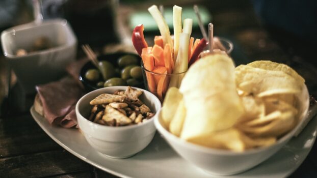 Everli: snack e spuntini sono la vera passione degli italiani, 9 su 10 non rinunciano a un piccolo fuori pasto