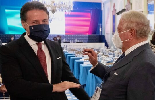 Covid-19, restrizioni … nel libro “Giovanissima e immensa”. Ritratto della nostra società alle soglie del new normal