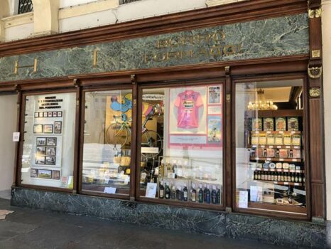 Il negozio Biraghi ospita il “Trofeo Senza Fine” in attesa del Giro d’Italia