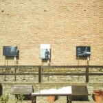 Volti di Barbaresco - 39 “cavalieri” in bianco e nero circondano la Torre Medievale: una mostra fotografica en plein air consacra le stelle del vino