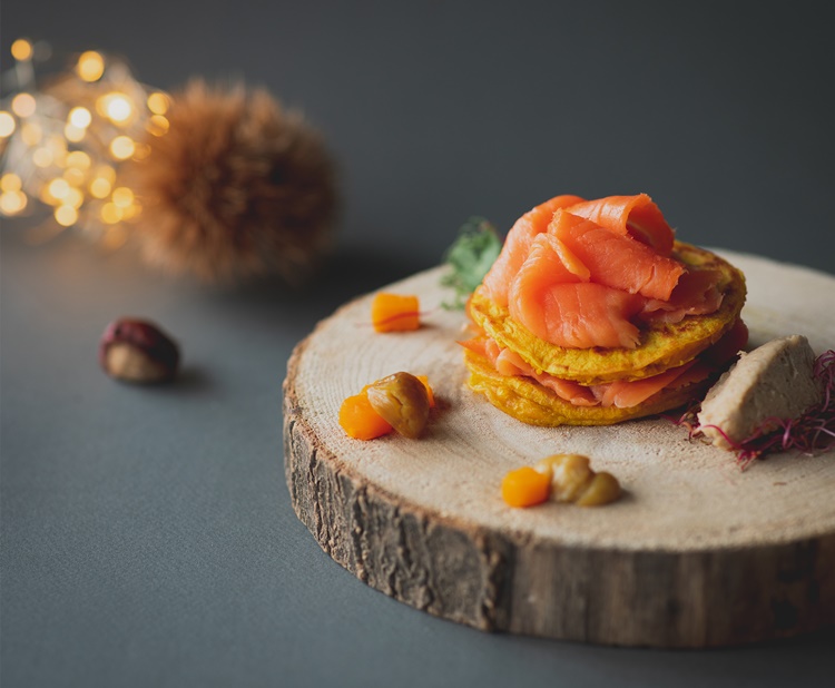 Ricetta Foodlab per Feste natalizie: pancakes alla curcuma, salmone selvaggio affumicato e spuma castagne
