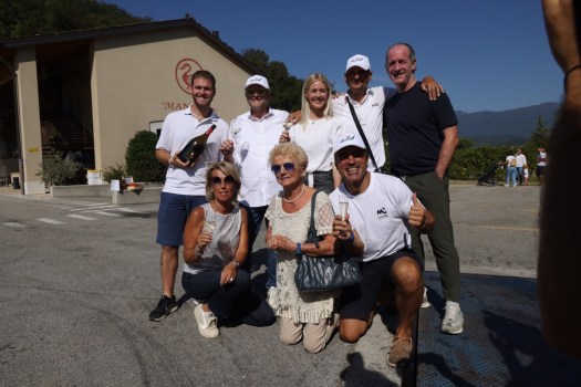 Le Manzane: successo per la 12ᵃ edizione della Vendemmia Solidale con Luca Zaia, Kristian Ghedina e Lele Marcassa