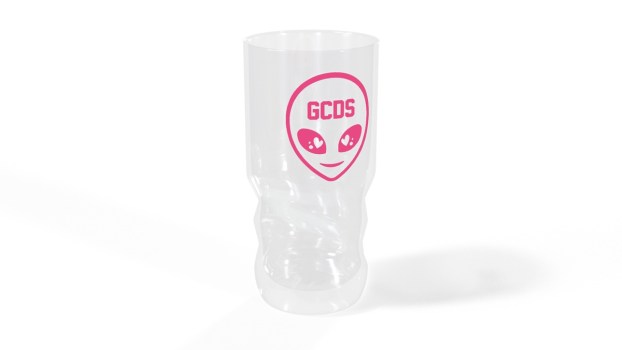 La collaborazione GCDSxPEPSI arriva in GDO: con l’acquisto di 3 lattine Pepsi®, in omaggio un bicchiere da collezione GCDSxPEPSI®