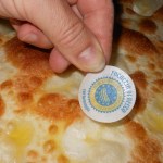 La focaccia di Recco col Formaggio IGP si mangia solo ed esclusivamente a Recco, Sori, Camogli e Avegno