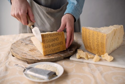 Taste 2024: il Parmigiano Reggiano torna a Firenze con un focus sulle lunghe stagionature in occasione del 90° compleanno del Consorzio