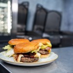 La carne ibrida combina componenti animali e vegetali