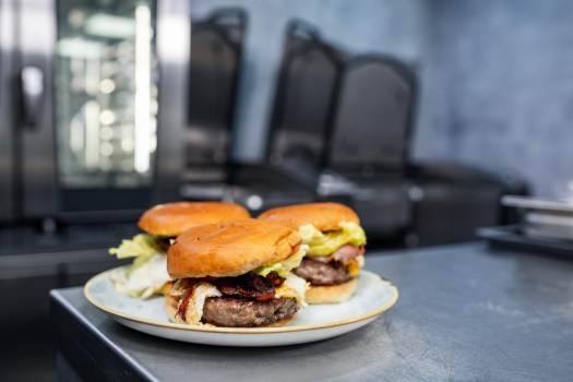 La carne ibrida combina componenti animali e vegetali