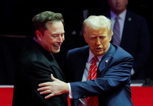 Trump, il suo strapotere, il suo muro, e la sua Bastiglia verranno distrutti dalla Rivoluzione di 7 miliardi di “Giacobini”