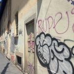 La storia dei graffiti vandalici a Milano . Un impegno ultraquarantennale di Assoedilizia nella lotta agli imbrattamenti selvaggi dei muri della città.