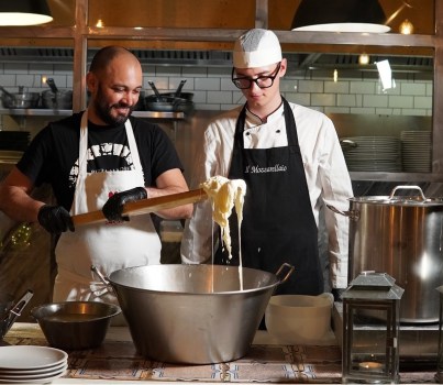 A Brescia la mozzarella si fa al momento: la serata-evento del pizzaiolo Ciro Di Maio