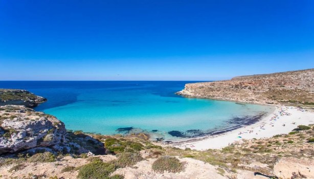 Le Top 30 spiagge d’Italia del 2025 – N° 1 è la Spiaggia dei Conigli a Lampedusa