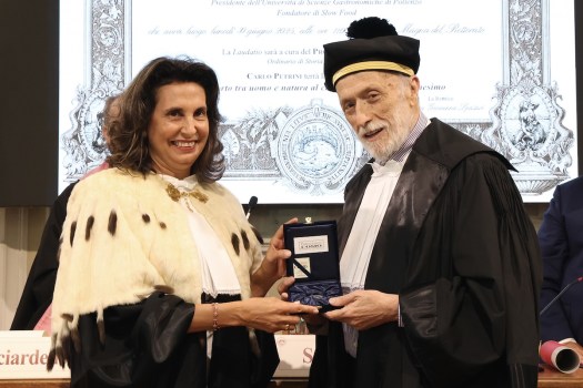 Carlo Petrini riceve il Dottorato Honoris Causa in Scienze Umanistiche dall’Università di Messina