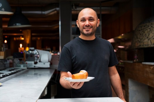 Ciro Di Maio celebra San Gennaro con il suo famoso babà: un inno a Napoli, alla tradizione e alle radici