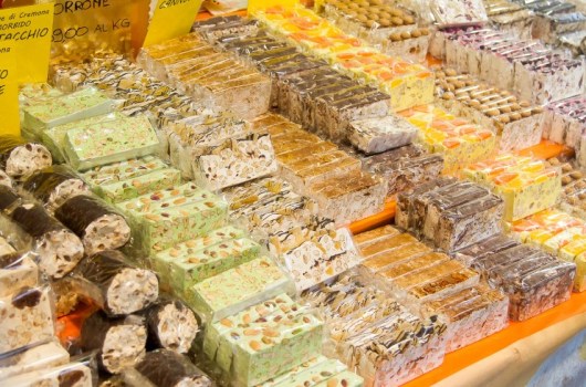 La carica dei 400.000 a Cremona per il Torrone